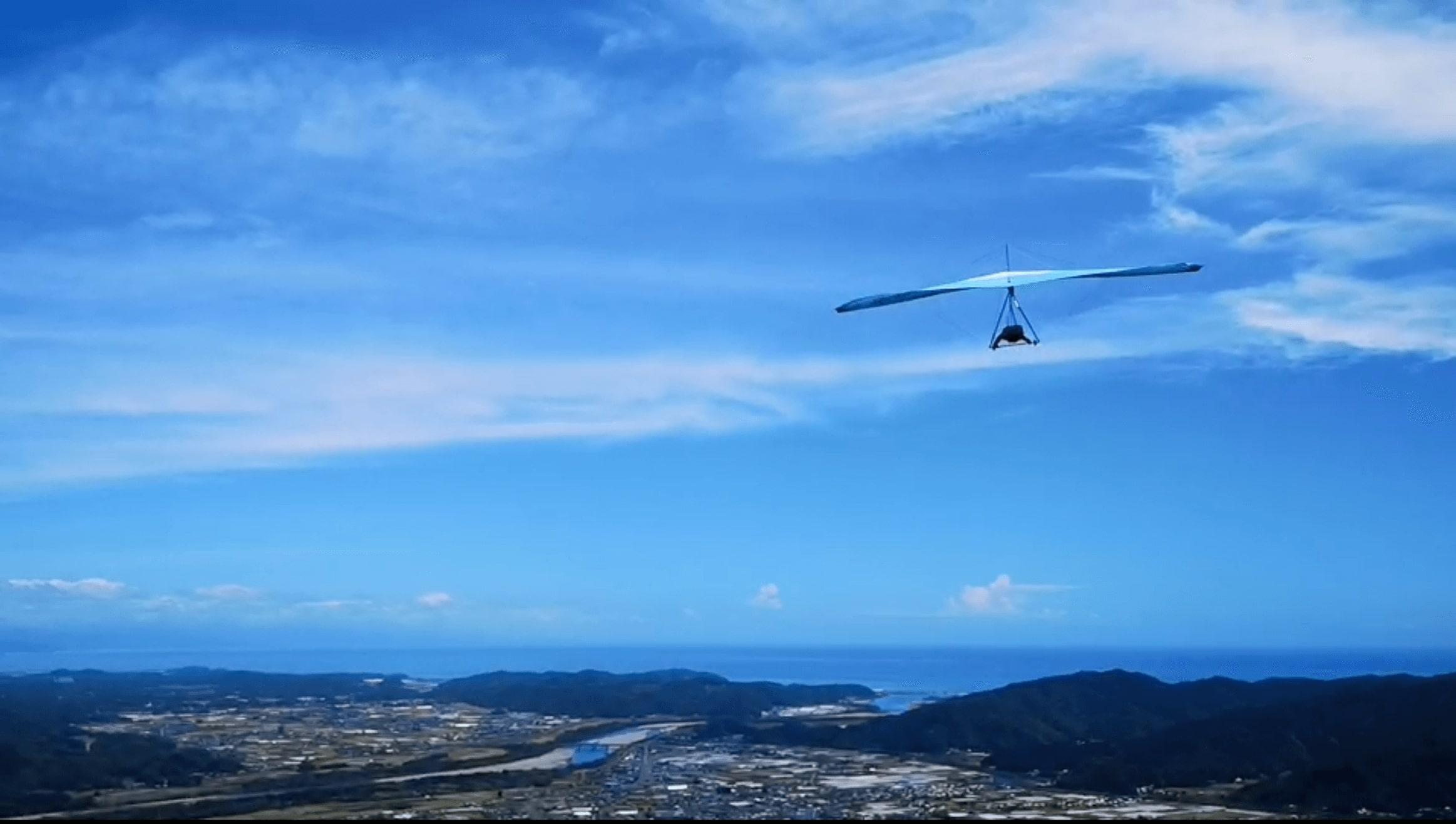茨城県板敷の空を滑空するハンググライダー